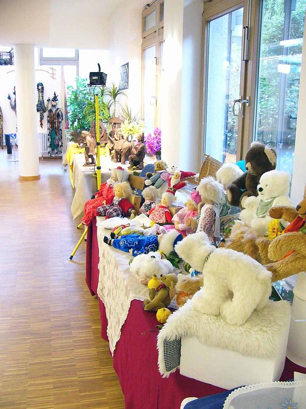 ausstellungsraum6.jpg - Ausstellungstische mit Teddys