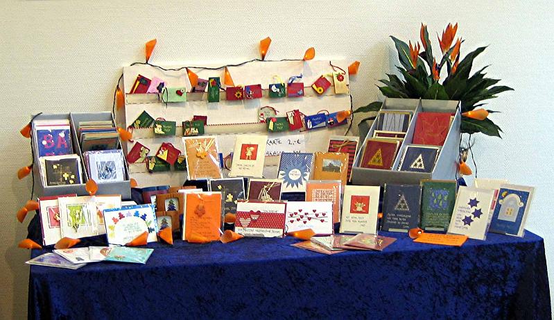 buchbender02.jpg - Doris Buchbender: Ausstellungstisch mit handgearbeiteten Grußkarten
