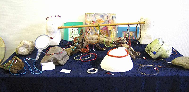 dodemontmonika04.jpg - Monika Dodemont: Ausstellungstisch mit handgearbeitetem Schmuck
