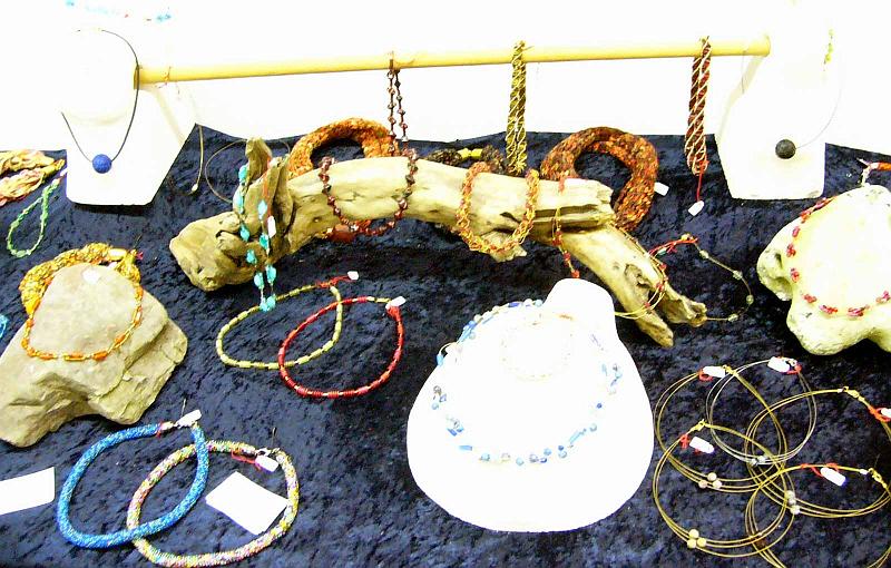 dodemontmonika07.jpg - Monika Dodemont: Ausstellungstisch mit handgearbeitetem Schmuck