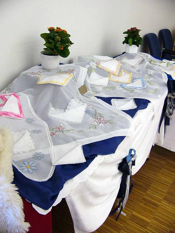 muerlkrupp01.jpg - Marianne Mürl und Äni Krupp: Ausstellungstisch mit Handarbeit
