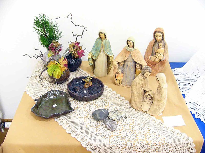 schwestermonika01.jpg - Schwester Monika: Ausstellungstisch mit Handarbeit