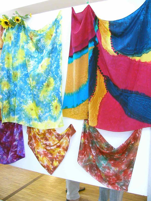 stieger01.jpg - Margret Stieger: Ausstellungswände mit Seidenmalerei
