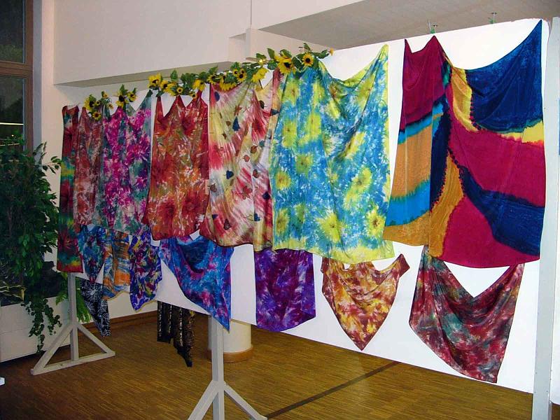 stieger02.jpg - Margret Stieger: Ausstellungswände mit Seidenmalerei
