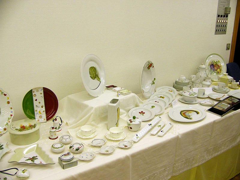 stolle01.jpg - Magdalene Stolle: Ausstellungstisch mit handbemaltem Porzellan