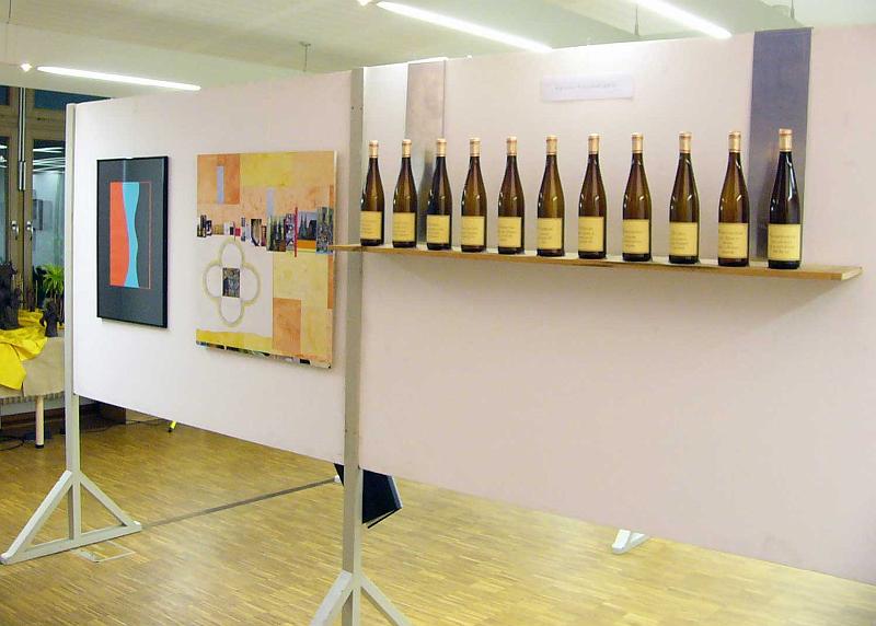 thelen05.jpg - Ewald Thelen: Ausstellungswände mit Bildern und Installation