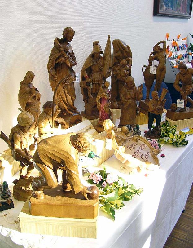 weingartz01.jpg - Hans Weingartz: Ausstellungstisch mit Schnitzarbeiten