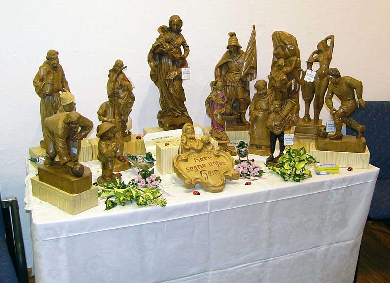 weingartz04.jpg - Hans Weingartz: Ausstellungstisch mit Schnitzarbeiten