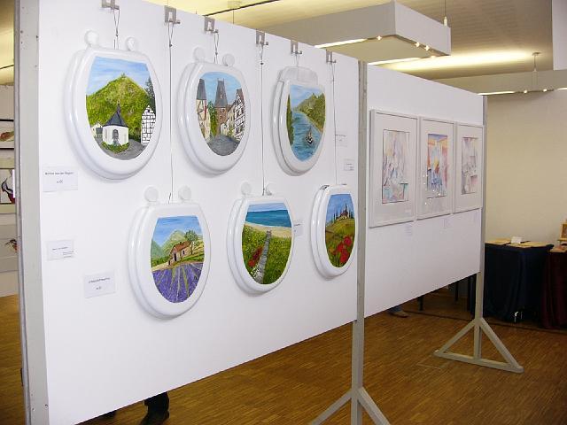 P1070505.JPG - Ausstellungswand von Marie Luise Osterholt